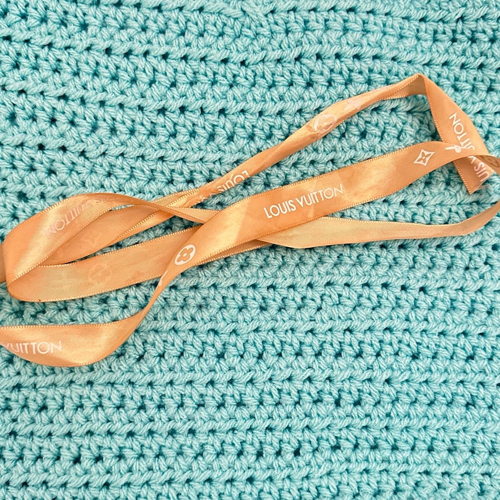 Louis Vuitton Ribbon 37 in